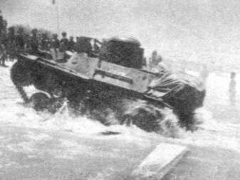 Tankette Type 97 landing on the beach of Kragan